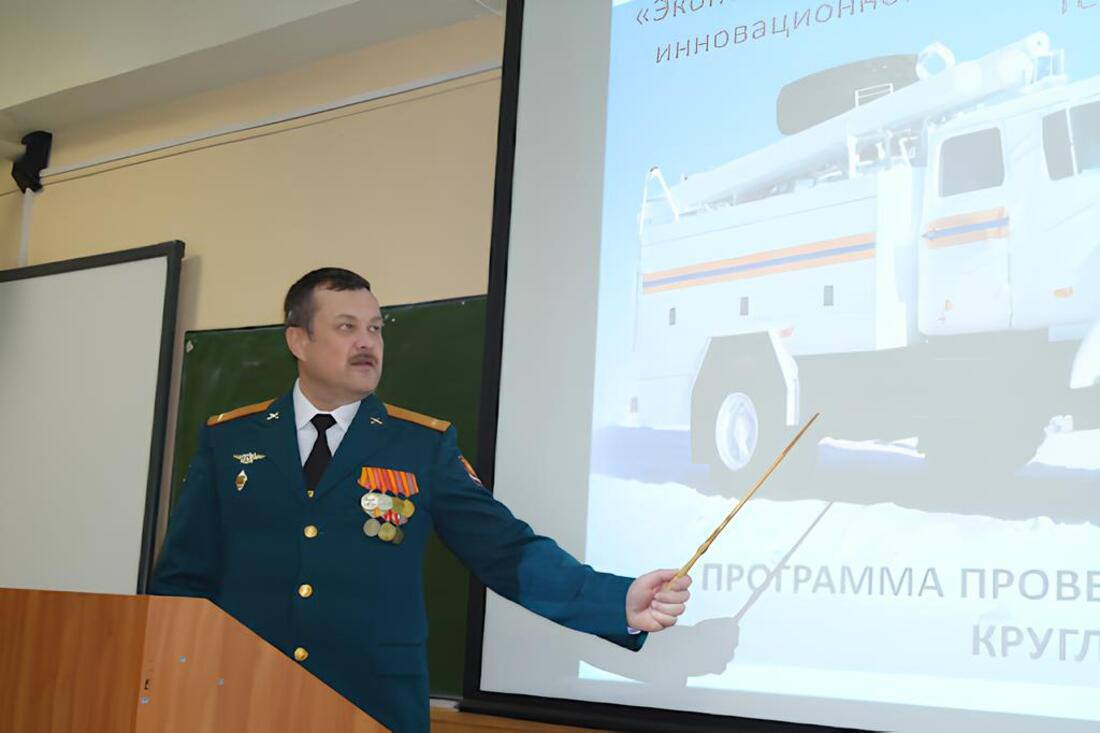 За совращение курсанта в колонию отправили воспитателя Суворовского училища Чкаловский районный суд приговорил к восьми годам строгого режима бывшего воспитателя Владимира Щекотова Об этом сообщили в пресс службе судов Свердловской области Щекотов пригласил на дачу юношу чтобы вместе попариться Там он начал домогаться до него считает следствие Вину бывший воспитатель не признал С него взыскали 200 тысяч рублей моральной компенсации В социальных сетях знакомые Щекотова заявляют о том что офицера якобы оговорили Его характеризуют как хорошего человека грамотного педагога и семьянина Фото Уральский институт Государственной противопожарной службы МЧС   Новости из Екатеринбурга