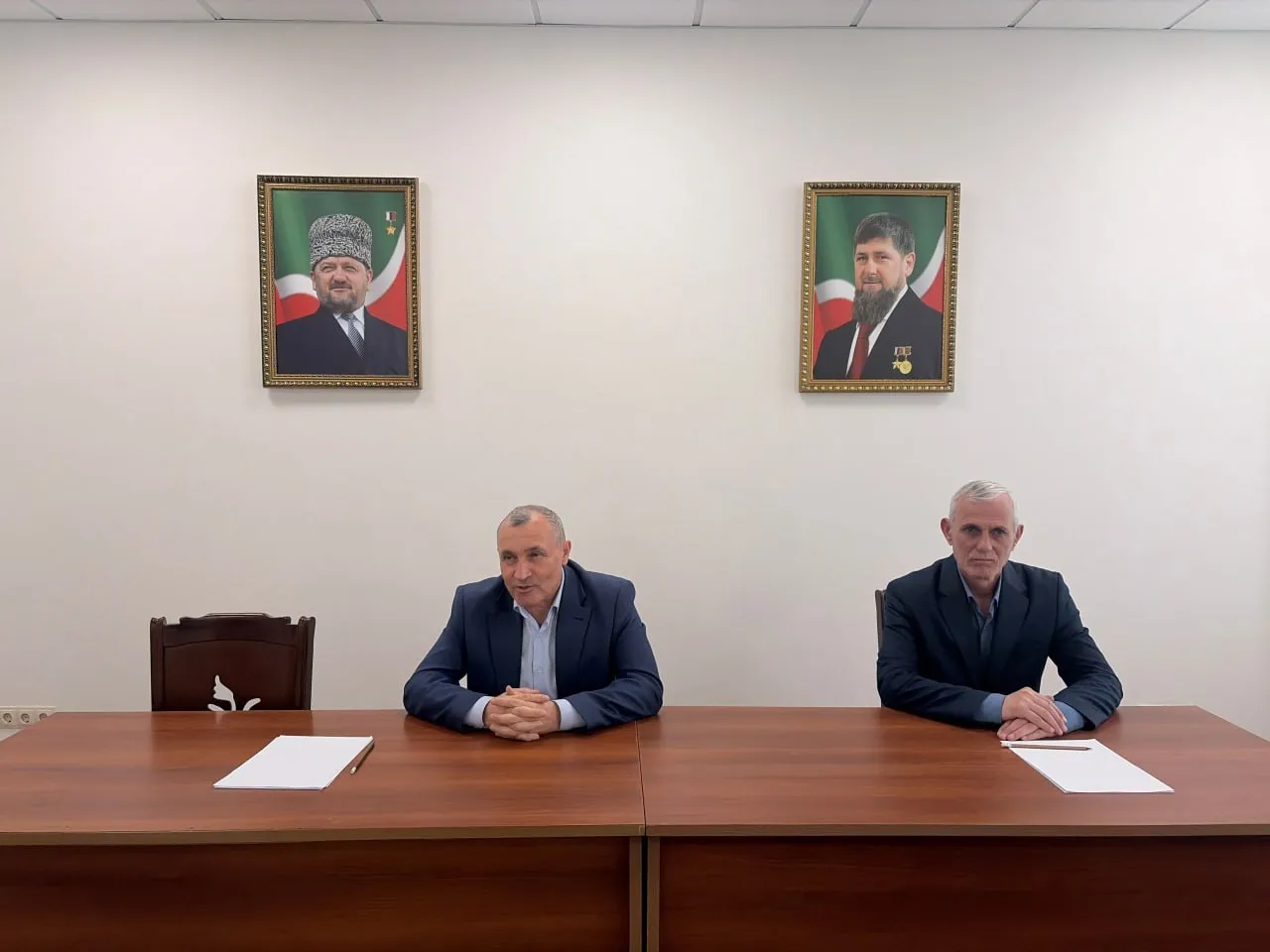 Сегодня в Минавтодоре состоялось мероприятие приуроченное к Дню мира Выступая перед собравшимися заместитель министра автомобильных дорог Аббас Темирсултанов подчеркнул отмена КТО стала событием огромной значимости для всего чеченского народа По его словам минувшие 17 лет стали особым этапом в истории республики которая кардинально преобразилась благодаря экономическому развитию Первыми задачами которые ставил перед собой Первый Президент ЧР Герой России Ахмат Хаджи Кадыров Дала гӀазот къобал дойла цуьнан были стремление раз и навсегда покончить с войной и указать чеченскому народу правильный путь к мирной жизни Глава республики Рамзан Кадыров сумел убедить властные структуры в том что республика вернулась в мирное русло а отмена КТО будет способствовать дальнейшей стабилизации жизни в регионе С восстановлением порядка и верховенства закона перед чеченским народом открылись широкие возможности для социального экономического и культурного развития республики отметил замминистра