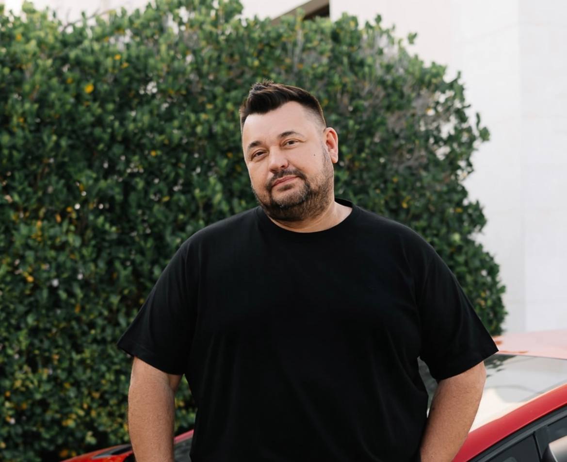 Солист Руки вверх Сергей Жуков стал совладельцем магазина одежды Nuw Store пишут Ведомости Жуков получил 33 33 в ООО Нувстор Выручка компании в 2024 г составила 250 2 млн руб чистая прибыль 24 39 млн В ассортименте Nuw Store одежда обувь и аксессуары в ценовом сегменте выше среднего Среди брендов Asics Obey C P Company Dr Martens Carhartt WIP A Cold Wall Puma и др По оценке гендиректора Infoline аналитики Михаила Бурмистрова сумма сделки могла составить для Жукова не менее 35 млн руб Ранее Жуков запускал косметику и энергетики Бары Руки вверх и рестораны Папа жарит мясо также позиционируются как его проекты Фото соцсети Сергея Жукова Больше про торговлю и потребителей на канале Shopper s Подписывайтесь