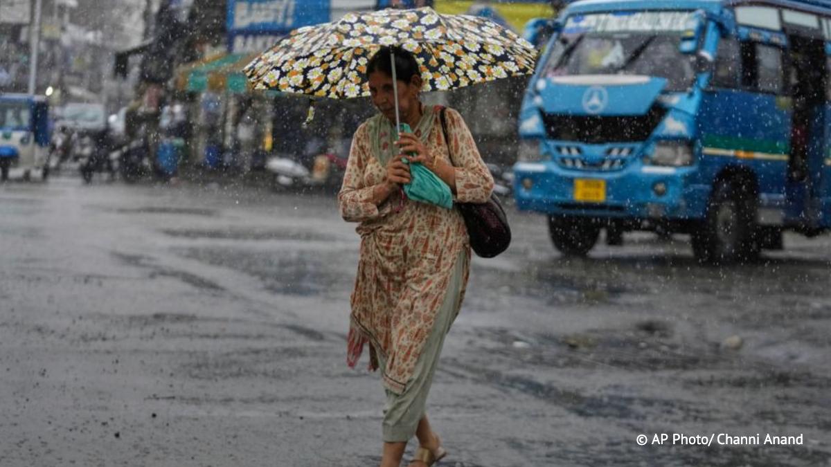 В Индии успешно протестировали технологию вызова дождя Об этом сообщила главный министр национального столичного округа Дели Рекха Гупта Правительство намерено очистить воздух Нью Дели и сбалансировать окружающую среду с помощью технологии засева облаков специальными частицами   Подпишись на ТАСС Наука