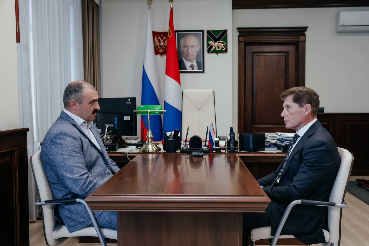 Сегодня во Владивостоке Президент НОК Беларуси Виктор Лукашенко провел рабочую встречу с губернатором Приморья Олегом Кожемяко