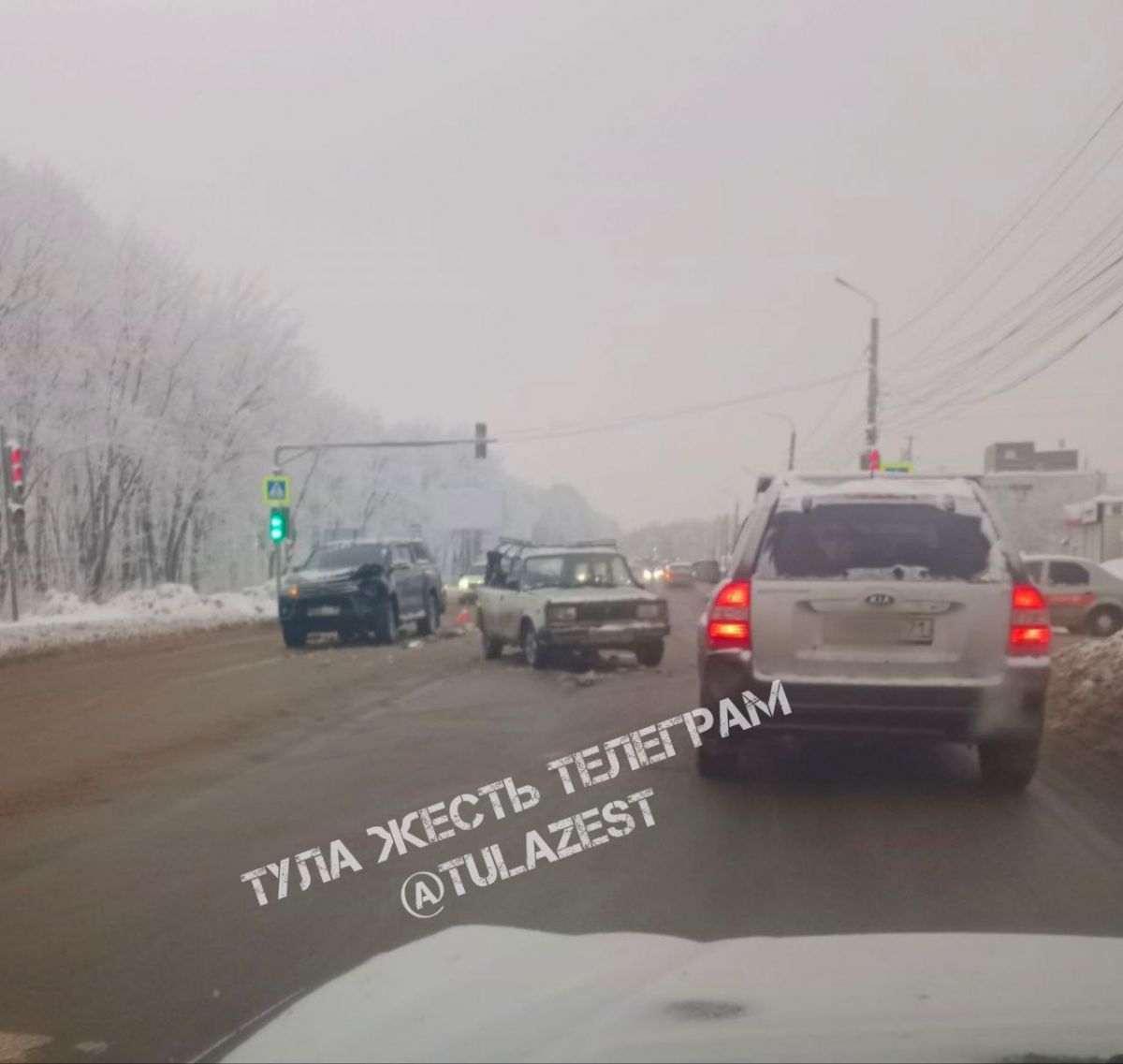 В Тульской области столкнулись внедорожник и легковушка на месте ДТП образовалась пробка newstula ru fn 1789042 html На Новомосковском шоссе в Тульской области столкнулись внедорожник и легковой автомобиль Со слов местных жителей столкновение произошло на светофоре Прислать новость Подписаться Мы в MAX