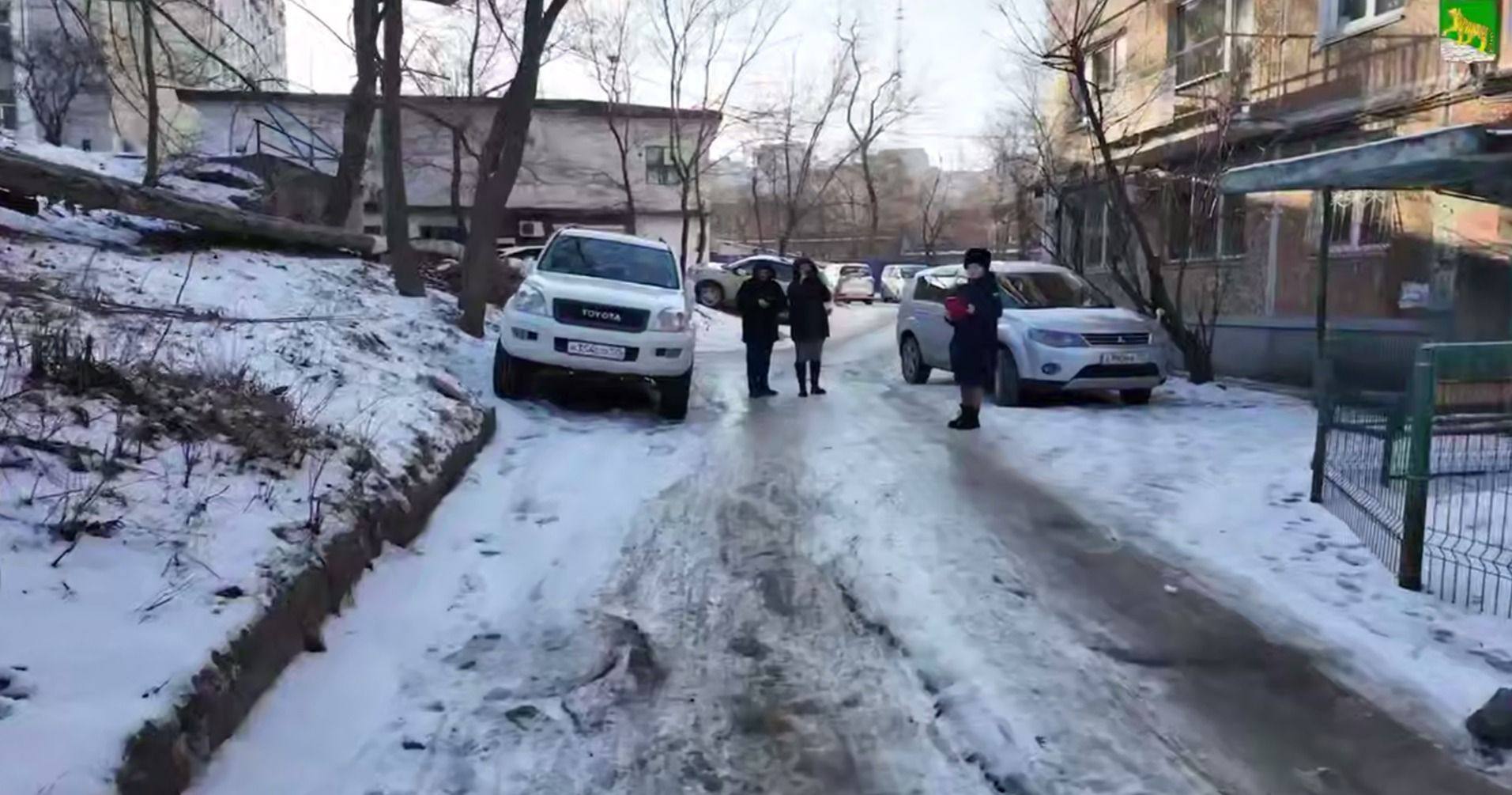 Мэрия Владивостока начала штрафовать УК за лёд и снег на придомовых участках Городская администрация приступила к привлечению управляющих компаний к ответственности за нарушение правил зимнего содержания территорий Первые проверки прошли утром во Фрунзенском районе с участием специалистов АТУ прокуратуры и административной комиссии В ходе осмотров на проспекте Острякова и Океанском проспекте выявили плотный слой льда и отсутствие противогололёдных материалов у жилых домов и на прилегающих территориях По результатам рейдов в отношении управляющих компаний составлены акты Штрафы за подобные нарушения составляют от 80 до 100 тысяч рублей vmfareast