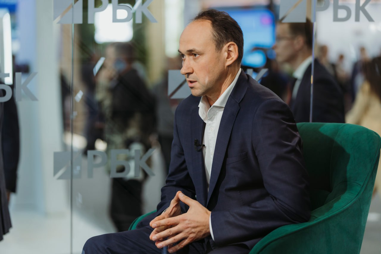Металлургическая отрасль сталкивалась с большим количеством вызовов но по своей жестокости нынешний спад спроса на внутреннем рынке сравним с кризисом 1990 х считает гендиректор Северстали Александр Шевелев По его словам он вызван беспрецедентно долгим периодом высокой ключевой ставки и усугублен экспортными ограничениями Шевелев выделяет риски которые несет в себе нынешний спад По его словам опаснее роста долговой нагрузки это риск остановки в развитии Дефицит финансов способен в долгосрочной перспективе превратить промышленные предприятия в груду ржавого металла При этом глава Северстали видит в нынешней ситуации и возможности Например сегодня у клиентов существует острая потребность в комплексном решении их бизнес задач на что должны ориентироваться металлургические компании В эксклюзивном материале РБК Александр Шевелев рассказал о рисках и возможностях для металлургических компаний в современных реалиях Фото Михаил Гребенщиков РБК Картина дня в телеграм канале РБК