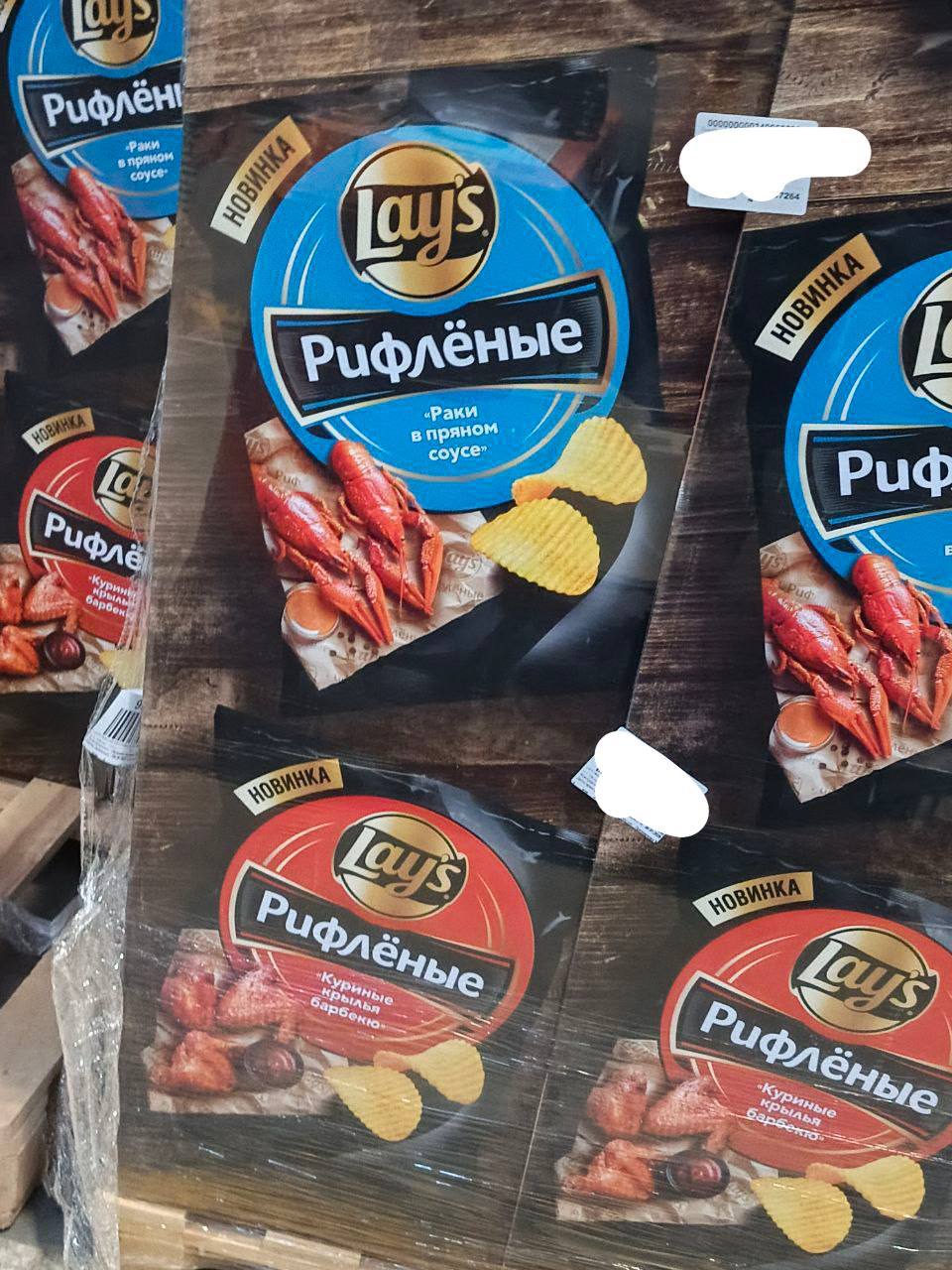 Lay’s со вкусом раков и куриных крылышек скоро появятся в российских магазинах. В сети уже появились фото готовых к отгрузке партий новых чипсов.