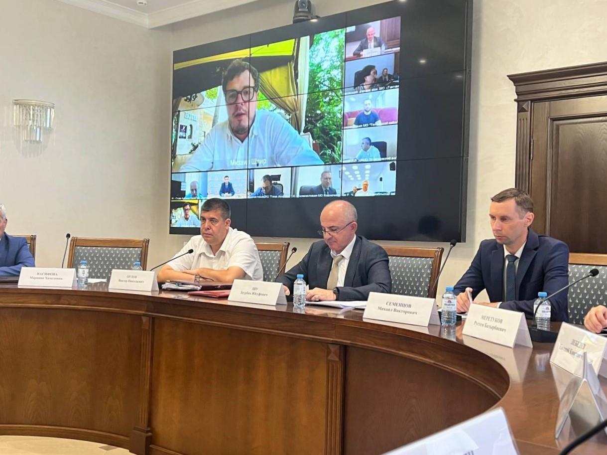 Минцифры Херсонской области приняло участие в заседании Совета по вопросам цифрового развития в Адыгее На заседании Совета по цифровому развитию в Адыгее обсудили вопросы цифровизации. Мероприятие прошло под руководством Заурбека Шу, Заместителя Председателя Кабинета Министров Адыгеи - Министра цифрового развития, информационных и телекоммуникационных технологий Адыгеи. В заседании участвовал Михаил Шпир, замминистра цифрового развития Херсонской области. Глава Адыгеи Мурат Кумпилов отметил, что цифровые технологии активно внедряются в здравоохранении, образовании и других сферах, повышая доступность и эффективность процессов. Михаил Семенцов рассказал о внедрении системы электронного документооборота «Дело», а Казбек Коджешау — о развитии системы «Госпаблики». Шпир подчеркнул, что цифровизация идет и в новых регионах, но некоторые проекты требуют больше времени.