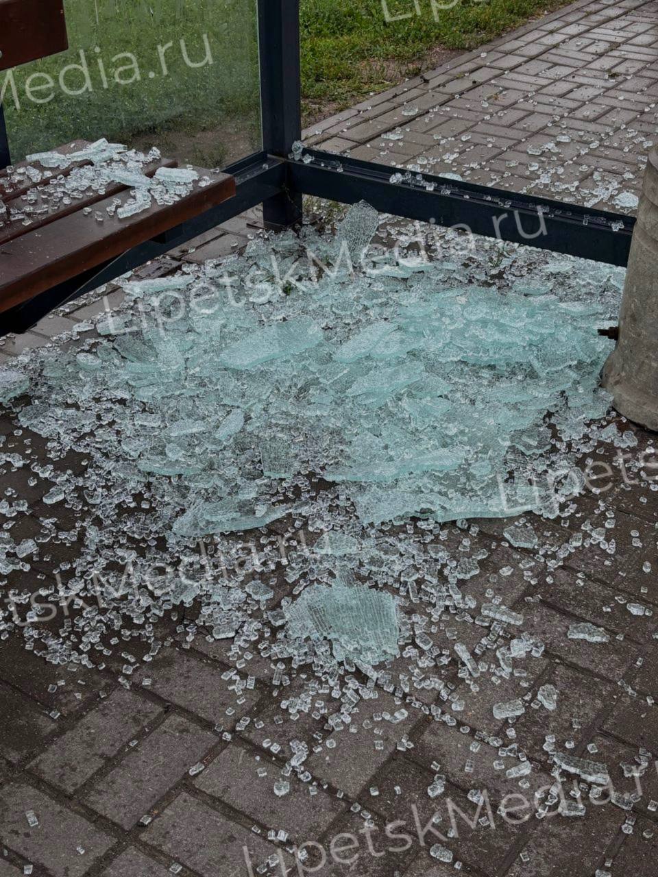 Вандалы разбили остановку на улице Московской Под удар попала одна из стеклянных сторон павильона. Груды осколков засыпали половину крытой площади. Из-за этого липчанам пришлось ждать транспорт под дождём. Напоминаем, комфортная городская среда зависит от нашего с вами поведения. Цените чужой труд.
