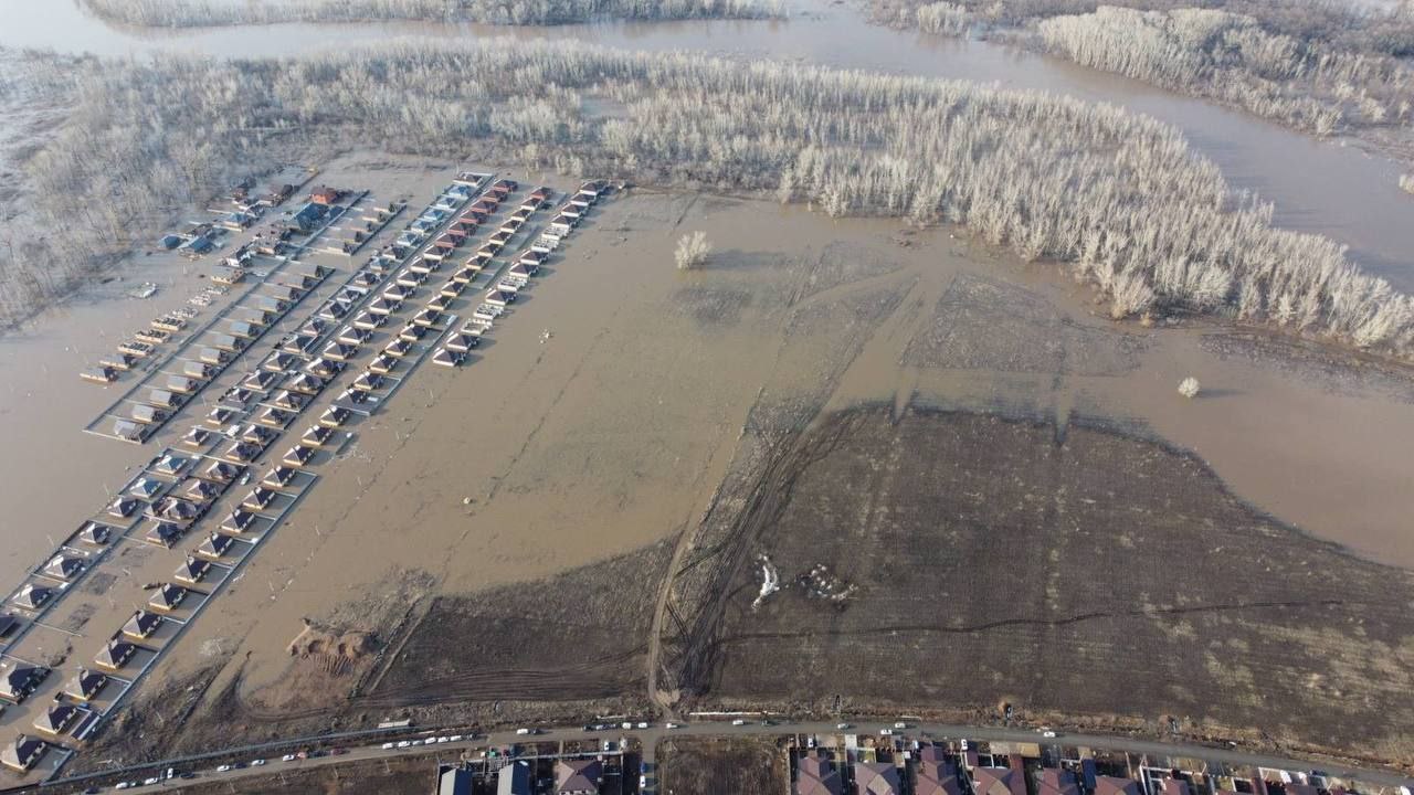 В преддверии весеннего половодья под Оренбургом углубили овраги в пойме Урала  В Оренбургском районе готовятся к предстоящему весеннему половодью и возможному паводку. Чтобы весна 2025 года прошла спокойнее предыдущей, в пойме Урала расчистили и углубили овраги, сообщил ТАСС глава района Василий Шмарин.  В частности, укреплен и углублен «Заячий овраг» в с. им. 9 Января. Там также создали земляной вал. В этом же населенном пункте углубили водоотводной канал, который проходит вдоль границы ЖК «Радужный». В Весеннем расчистили русло оврага Алимсай и вырубили кустарники.  В том месте, где с. им. 9 Января граничит с лесным фондом, проводят мульчирование насаждений. Там планируют сформировать водоотводной канал для защиты жилого массива от подтопления с поймы Урала. Со слов Шмарина, возле Ивановки планируется строительство защитной дамбы. Содействия в этом вопросе муниципалитет попросил у регионального минприроды. Соответствующее письмо в ведомство уже направлено.