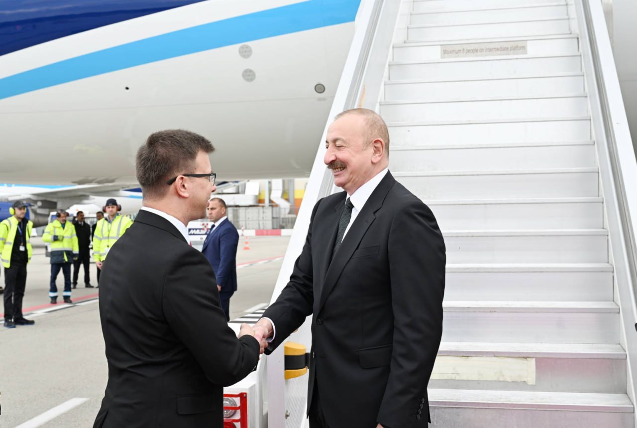 Президент Азербайджана Ильхам Алиев по приглашению премьер-министра Венгрии Виктора Орбана сегодня прибыл с рабочим визитом в эту страну. В Международном аэропорту имени Ференца Листа в Будапеште в честь Ильхама Алиева выстроился почетный караул. Президента Азербайджана встретили министр по вопросам Европейского союза Янош Бока и другие официальные лица.
