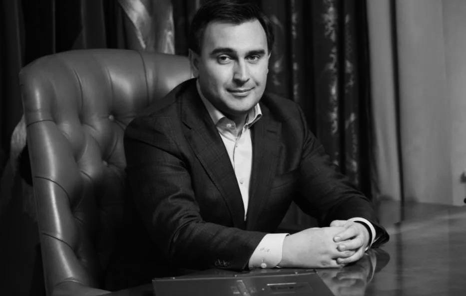 Умер не приходя в сознание мэр важного подмосковного города Реутов 39 летний Филипп Анатольевич Науменко 7 декабря он попал в ДТП на трассе Нижнего Новгорода и был доставлен в госпиталь Москвы однако лечение не помогло он получил травмы головы не совместимые с жизнью