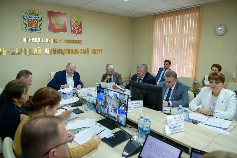 В Оренбуржье подвели итоги конкурса на лучшую единую дежурно-диспетчерскую службу  Сегодня, 5 августа, на заседании правительства принято постановление о распределении дотаций бюджетам городских округов и муниципальных районов по результатам конкурса муниципальных образований на лучшую единую дежурно-диспетчерскую службу по итогам работы в 2024 году.  Заседание межведомственной конкурсной комиссии состоялось накануне. В соответствии с протоколом победителем ежегодного конкурса признан г. Бузулук; второе место занял Октябрьский район; третье – г. Бугуруслан. ЕДДС названных муниципальных образований получат дотации в размере 300 тысяч рублей, 200 тысяч рублей и 100 тысяч рублей соответственно.  – Единая дежурно-диспетчерская служба играет ключевую роль в координации работы дежурных и экстренных служб на территории городов и районов Оренбургской области. В ЕДДС поступают данные о различных происшествиях. Качество работы службы существенно влияет на скорость передачи информации о чрезвычайных ситуациях и, соответственно, на оперативность принятия решений для предотвращения или устранения их негативных последствий, – сказал врио губернатора Евгений Солнцев.  Конкурс ЕДДС проводится ежегодно для стимулирования развития системы антикризисного управления на местном уровне и в целях повышения уровня профессиональной деятельности специалистов службы.  Конкурсная комиссия оценивает единые дежурно-диспетчерские службы по эффективности функционирования, профессиональной подготовке диспетчеров, оснащенности техническими средствами управления, средствами связи и оповещения, а также проводит практические выезды в муниципалитеты для рассмотрения представленных материалов.