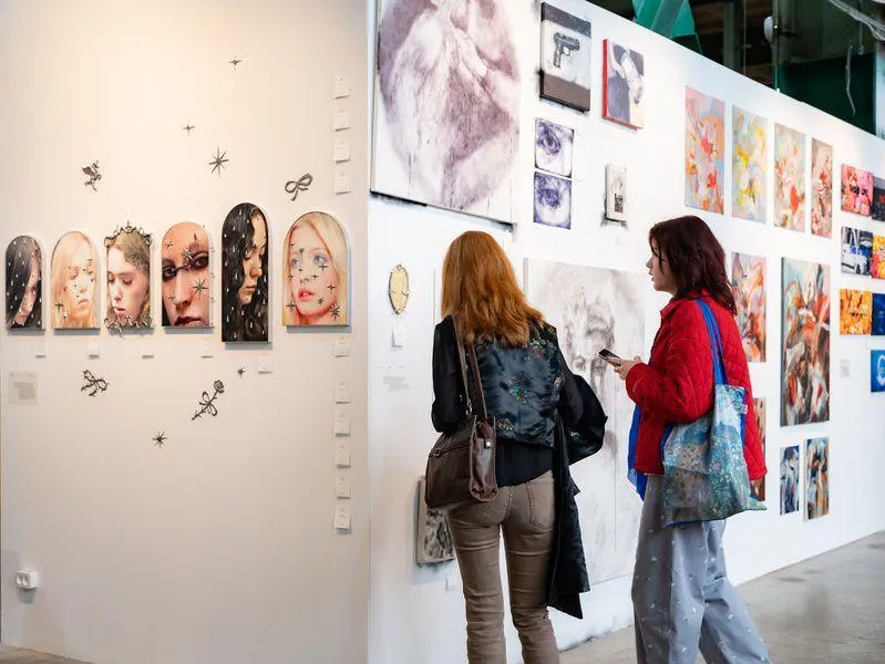 Ярмарка современного искусства Port Art Fair в пространстве Севкабель Порт Ярмарка состоит из трёх секций независимые художники галереи и самоорганизации и цифровое искусство Всего поступило полторы тысячи заявок из них были отобраны 97 участников представляющих разные города страны Санкт Петербург Москву Кемерово Казань Сочи и другие Для отбора участников первые был собран экспертный совет На ярмарке представлены живопись графика инсталляции фотография объекты цифровое искусство и не только Чтобы гости не растерялись в многообразии произведений искусства при выборе и покупке им будут помогать медиаторы которые интересно расскажут о процессе коллекционирования и о том как устроен сегодняшний арт рынок Кожевенная линия д 40 Общественное пространство Севкабель Порт 21 24 мая от 850 рублей