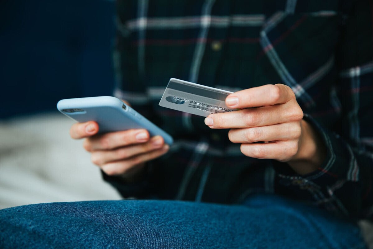 Банк может заблокировать перевод из за комментария Российские банки обязаны следовать закону о противодействии легализации доходов в связи с чем в банковских приложениях автоматически анализируют поле сообщение получателю напомнил юрист Александр Хаминский В 2024 году доля блокируемых из за комментариев операций составила около 37 При этом большинство блокировок происходит именно из за упоминаний возможной коммерческой деятельности а не из за глупых шуток В стоп лист комментариев должны войти оплата услуг оплата за товар заказ аренду и любые другие которые позволят трактовать ваш перевод как коммерческий В целом чтобы действительно избежать проблем при переводе с карты на карту поле сообщение получателю лучше не заполнять совсем советует эксперт Подписаться на truekpru Читать нас в MAX