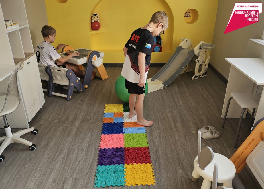 В детской больнице 9 Хабаровска открылась специализированная игровая комната для пациентов круглосуточного стационара Проект стоимостью 330 тысяч рублей при поддержке ПАО Дальневосточная энергетическая компания в рамках нацпроекта Продолжительная и активная жизнь Как сообщили в краевом Минздраве новое пространство создано для снижения стресса у детей во время лечения В штат больницы введена ставка воспитателя который будет проводить занятия и помогать школьникам с учёбой По словам представителей медучреждения это важный элемент терапии улучшающий психологическое состояние пациентов Руководство больницы намерено организовать похожие игровые зоны на каждом этаже чтобы обеспечить поддержку всем юным пациентам   Подписывайтесь на телеканал Хабаровск в MAX