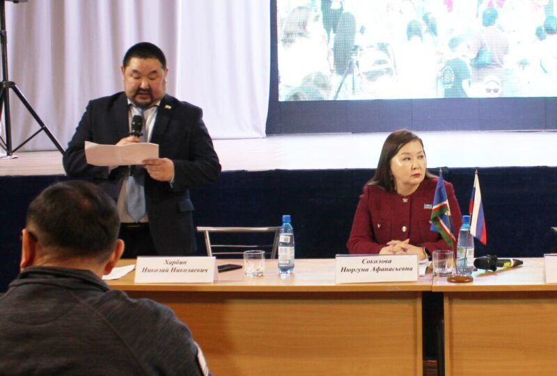 В Олёкминском районе стартовал отчёт Правительства Республики Саха Якутия С 16 по 21 февраля правительственная группа возглавляемая министром образования и науки Республики Саха Якутия Соколовой Нюргуной Афанасьевной отчитывается перед населением Олёкминского района Работают четыре подгруппы которые посетят все населенные пункты В каждом селе после отчета члены правительства проведут прием граждан Первая подгруппа посетит 17 февраля села Дабан Дельгей Иннях 18 февраля Мача Чапаево и 19 февраля выезд в с Солянка В состав группы входят министр образования и науки РС Я Н А Соколова главный специалист Департамента строительства и жилищной политики Министерства строительства РС Я Е О Кривогорницын начальник проектного управления Акционерного общества АрктикТелеком Н С Попов специалист ГБУ Управление по мелиорации земель и сельскохозяйственному водоснабжению М М Ховров и заместитель генерального директора Саханефтегазсбыт народный депутат Государственного Собрания Ил Тумэн Республики Саха Якутия Н И Кульбертинов Вторая подгруппа 17 февраля проведет отчет в с Улахан Мунгку и Олёкминское 18 февраля Абагинский и Кяччинский наслеги 19 февраля Даппарай и 1 й Нерюктяйинск Возглавляет группу заместитель министра финансов РС Я Л А Павлова в составе главный специалист Департамента экономики и стратегического планирования Министерства сельского хозяйства и продовольственной политики РС Я Н А Захарова руководитель отдела организации архивного дела Министерства культуры и духовного развития РС Я И П Тергюлева ведущий специалист отдела развития физической культуры и спорта Министерства по физической культуре и спорту РС Я Д М Колодезников Сегодня перед населением Малыкана и Саныяхтаха отчитывается третья подгруппа В Мархе Урицком и Хоринцах 17 февраля Троицке Заречном 18 февраля а 19 февраля Юнкюр и 2 й Нерюктяйинск Руководит группой заместитель председателя Государственного комитета РС Я по занятости населения Г И Борисов также в состав входят заместитель руководителя Департамента промышленности Министерства промышленности и геологии РС Я В А Дьяконов заместитель руководителя Департамента промышленности Министерства промышленности и геологии Республики Саха Якутия А Н Гарагуля заместитель директора государственного бюджетного учреждения Республики Саха Якутия Якутский республиканский медицинский информационно аналитический центр С Р Никитин Четвертая подгруппа отправится 17 февраля в Тяню 18 февраля отчитается в Бясь Кюеле и Токко 19 февраля Куду Кюеле Состав подгруппы руководитель Управления государственного строительного и жилищного надзора Республики Саха Якутия П А Аргунов руководитель подгруппы заместитель руководителя Департамента социальной политики Министерства труда и социального развития Республики Саха Якутия Н Р Попов заместитель руководителя Департамента по работе с федеральными программами и госкапвложениям Министерства экономики Республики Саха Якутия А А Илларионов Итоговый отчет состоится 20 февраля в 17 00 ч в г Олекминске а также члены правительственной группы примут граждан в администрации района с 14 до 16 ч Фото из архива отчет правительства 2025 год