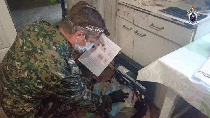 Симферополец зарубил топориком 12 летнего мальчика и пытался убить ещё двоих Возбуждено уголовное дело по факту убийства ребенка и покушения на убийство его матери и брата Главным следственным управлением СК России по Республике Крым и городу Севастополю возбуждено уголовное дело по факту убийства малолетнего а также покушении на убийство его матери и малолетнего брата Установлено что сегодня ночью в частном доме по переулку Русский города Симферополя 27 летний молодой человек при помощи кухонного топорика совершил убийство 12 летнего племянника ранив 6 летнего племенника и их 37 летнюю мать Женщине и её малолетнему сыну удалось спастись благодаря тому что она оказала активное сопротивление нападавшему и позвала на помощь проживающего с ними родственника рассказали в Следкоме Крыма Сейчас потерп Подробнее