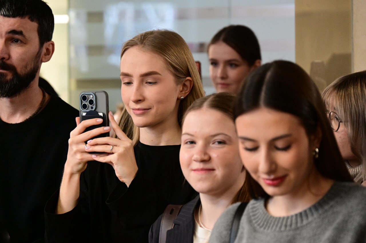 Свердловчане могут принять участие в обучающем спецпроекте Что Делать Дальше Он помогает школьникам старших классов абитуриентам и студентам разобраться в ключевых сферах жизни и получить призы Принять участие можно до 26 ноября Проект охватывает четыре направления Документы о трудоустройстве госуслугах и жизненно важных бумагах Дом о безопасности экопривычках и быте Деньги о финансовой грамотности накоплениях и налогах Люди о коммуникации личных границах и психологическом благополучии Короткие видеоролики карточки и задания помогают увереннее чувствовать себя во взрослой жизни и разбираться в практических вопросах Итоги будут подведены 29 ноября а победителями станут 38 человек Подробнее читайте на сайте Областной газеты Павел Ворожцов Областная газета Подписаться на ОГ Прислать новость Поддержать канал