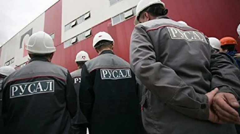 Крупнейший кремниевый завод России остановит производство с 1 января Крупнейшее предприятие Русала по производству кремния прекратит работу с 1 января из за перепроизводства и дешёвого импорта передает ArbatMedia Компания отмечает что мировой рынок столкнулся с избытком предложения а ввоз дешёвого кремния из за рубежа привёл к резкому снижению цен внутри страны В таких условиях дальнейшая работа завода стала экономически нецелесообразной В то же время второй кремниевый завод Русала Кремний Урал продолжит функционировать однако будет работать в ограниченном режиме О сроках возобновления полной загрузки мощностей пока не сообщается Прислать новость