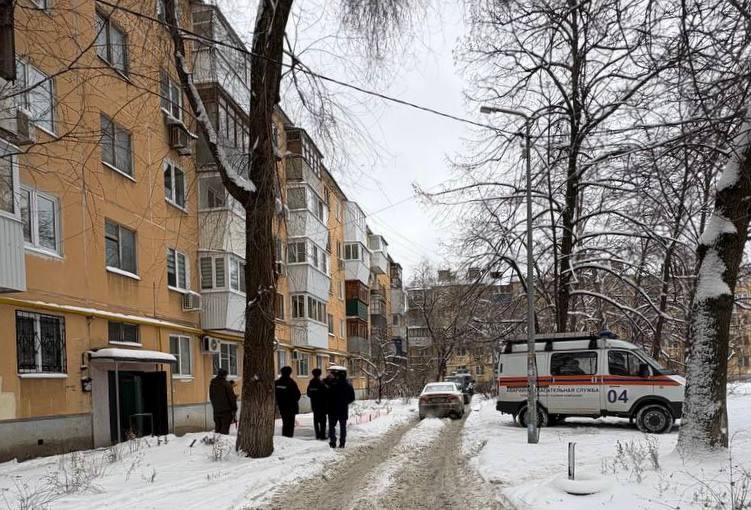 В Самаре возбуждено уголовное дело после гибели трех человек в результате отравления угарным газом Ленинским межрайонным следственным отделом СУ СК России по Самарской области возбуждено уголовное дело по части 3 статьи 238 УК РФ оказание услуг не отвечающих требованиям безопасности повлекшее по неосторожности смерть двух или более лиц Следователи уже провели осмотр места происшествия и назначили необходимые судебные экспертизы для установления всех обстоятельств случившегося Параллельно проверку по факту трагедии начала прокуратура Железнодорожного района Самары Надзорное ведомство организует проверку соблюдения законодательства при эксплуатации жилого фонда и исполнения обязательств по обслуживанию газового оборудования Прокуратура также взяла на контроль ход расследования уголовного дела Прокуратура Самарской области ГТРК Самара MAX lВК lОК lСАЙТ