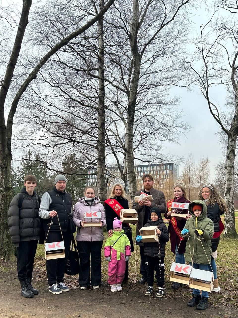 ‍  В саду Нева развесили кормушки для птиц   Акцию организовали активисты Молодежных советов Красногвардейского и Калининского районов, чтобы позаботиться о пернатых, которые зимуют в Петербурге.   Кормушки наполнили кормом — зерно будут продолжать добавлять в течение зимы.  Кстати, ранее мы рассказывали как помочь птицам пережить холода и выбрать правильную подкормку для них.