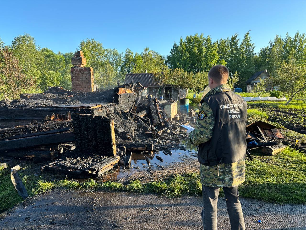 Под Новгородом задержали подозреваемого в убийстве бывшей жены и ее двух сыновей Как уже сообщала "Российская газета", накануне в Старорусской районе Новгородской области пожарные два часа тушили дачный дом. Во время ликвидации огня были найдены тела трех погибших - самой женщины и ее сыновей. По версии следствия, 63-летний экс-муж, который развелся с женщиной в мае, прибыл к дому потерпевших, между ними возник конфликт. Затем, покинув помещение, мужчина облил здание горючим веществом и устроил пожар, вследствие чего погибли три человека. Подозреваемый в убийстве, который скрылся с места преступления, задержан, уточняет следственный комитет. Возбуждено уголовное дело, ведется следствие. По информации СУ СК РФ по Новгородской области, решается вопрос о мере пресечения.