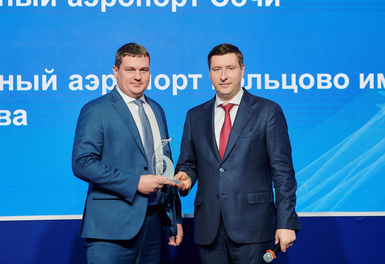 Аэропорт Кольцово одержал победу в номинации Лучший аэропорт года свыше 6 млн пассажиров в год национальной премии Воздушные ворота России Награду исполнительному директору аэропорта Кольцово Александру Пастухову вручил генеральный директор ФГУП Госкорпорация по ОрВД Андрей Булин на полях национальной выставки инфраструктуры гражданской авиации НАИС 2026 в Москве По итогам 2025 года аэропорт Екатеринбурга обслужил 8 385 млн пассажиров Это максимальный показатель за все время существования воздушной гавани В прошлом году в аэропорту завершилась масштабная модернизация терминала международных авиалиний и открылся обновленный пункт пропуска через государственную границу Кольцово стал первым региональным аэропортом страны где заработала автоматизированная система паспортного контроля Сапсан Аэропорт системно обновляет парк специализированной техники модернизирует ключевые системы обеспечивающие деятельность авиагавани внедряет новые сервисы для пассажиров В 2025 году в Кольцово была внедрена станции для служб розыска багажа BAGS Поиск и киоски самообслуживания нового поколения Аэропорт участвовал в апробации и внедрении инновационного программного комплекса для централизованного управления стойками регистрации и выходами на посадку ARCute системы контроля пассажиров и багажа ARPax и других justmediaru