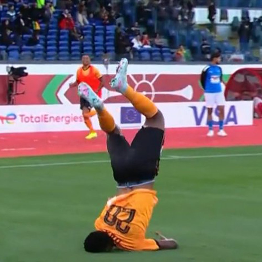 Футболист чуть не сломал шею празднуя гол на Кубке африканских наций Сборная Замбии уступала Мали 0 1 но Патсон Дака сумел забить в добавленное время заработав своей команде ничью От радости игрок попытался сделать сальто но неудачно приземлился Обошлось без серьезных травм Подписаться на РИА Новости