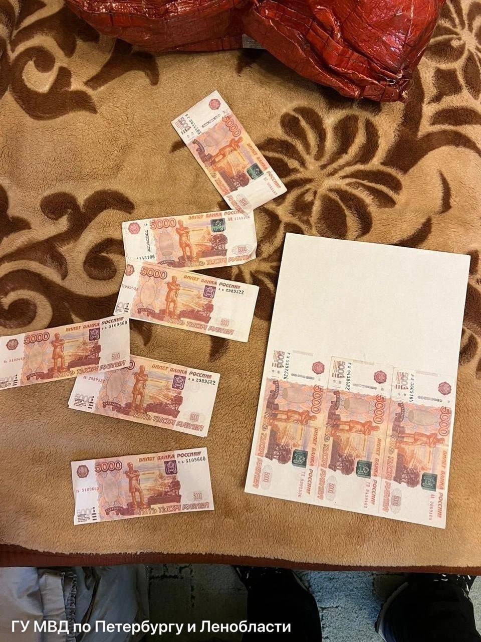 Дед в Петербурге напечатал фальшивых денег и расплачивался ими в магазинах 63 летний житель Приморского района отличился сообразительностью но не дальновидностью Он напечатал на принтере пятитысячные купюры и даже дважды смог оплатить фальшивым купюрами покупки Когда оперативники пришли в гости к петербуржцу тот сразу признался в содеянном В квартире у него нашли немного фальшивых денег и листы с невырезанными банкнотами В итоге подозреваемого доставили в отдел В его отношении возбудили уголовное дело по статье 186 УК РФ мужчине избрали меру пресечения в виде подписки о невыезде Подпишись на Комсомольскую правду СПб отдай свой буст нам