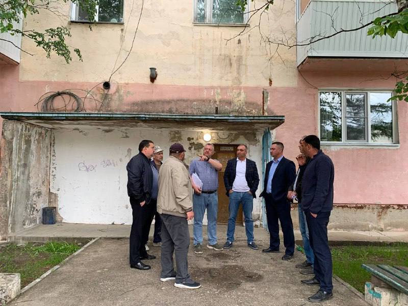 #городскаясреда Пресс-служба города Ленска сообщает, что в текущем году начнется благоустройство дворовой территории по адресу улица Первомайская 9 и 11. Глава города Анатолий Макушев совместно с подрядчиком и сотрудниками администрации осуществили выезд на объект, где обсудили планируемые работы и сроки их выполнения. Одной из главных проблем дворовых территорий является скопление воды вследствие атмосферных осадков. Лужи, которые образуются на прилегающих территориях, не только затрудняют подходы к домам, но и приводят к постепенному разрушению их конструкций. По проекту отведение воды будет организовано по краю дороги в сторону газона. Проект благоустройства включает в себя обустройство бордюров и тротуаров, бетонирование и асфальтирование проездов и площадок, парковочные места, детские и спортивные площадки. Фото: пресс-служба города Ленска