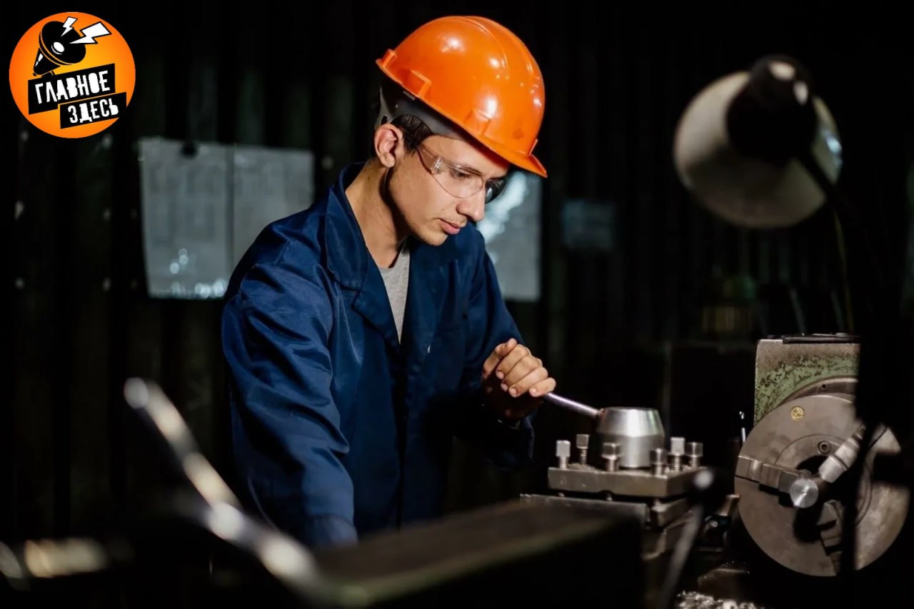 Девятиклассников бесплатно обучат рабочей профессии Государственная дума одобрила законопроект который позволит школьникам не сдавшим ОГЭ пройти профессиональное обучение Доступные специальности будут определять власти регионов Авторы законопроект полагают что мера позволит детям совмещать обучение с подготовкой к пересдаче экзамена Главное здесь Подписывайтесь