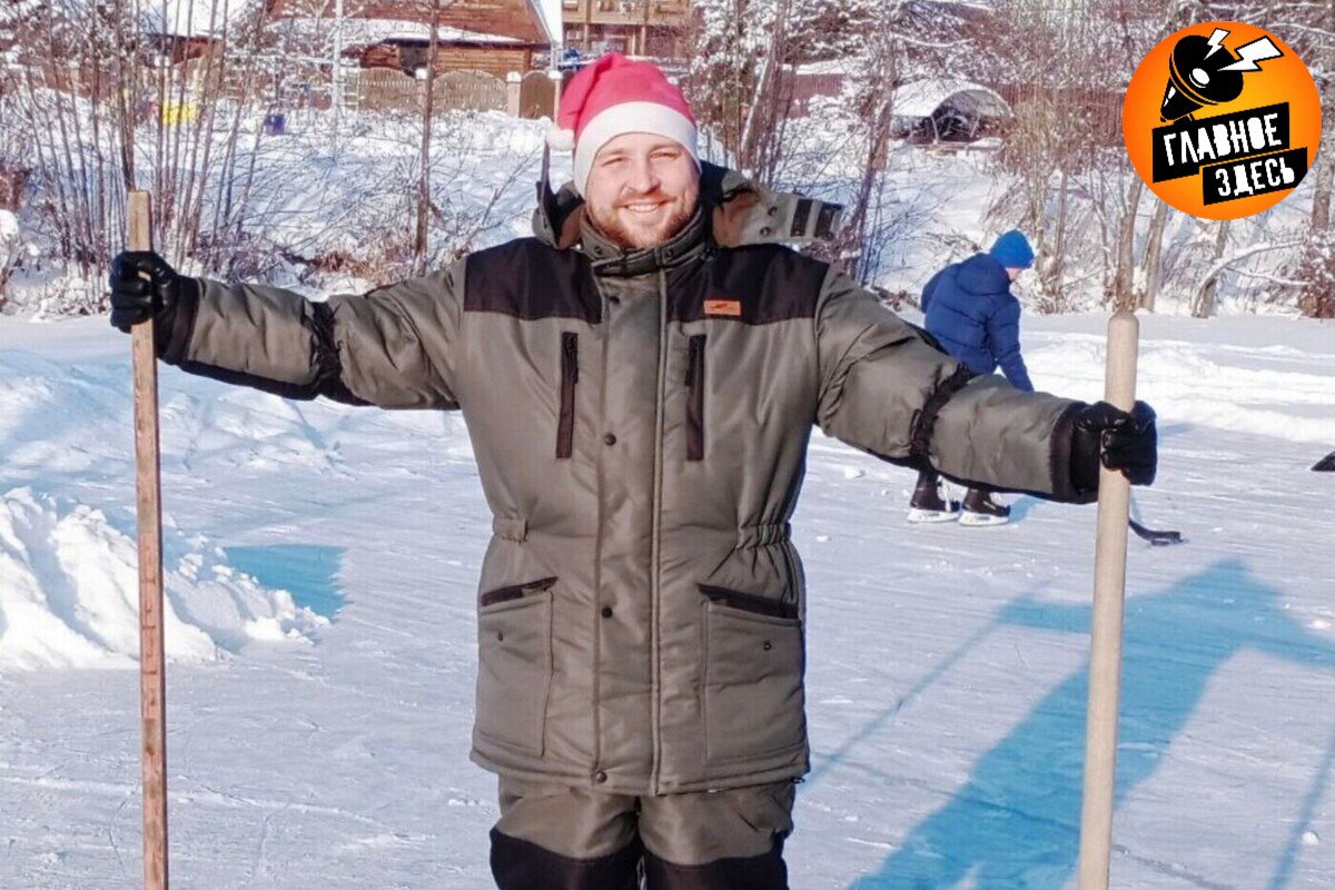 Российский ученый решил математическую задачу над которой бились 190 лет Иван Ремизов сотрудник Высшей школы экономики и Института проблем передачи информации РАН представил новую универсальную формулу позволяющую решать дифференциальные уравнения второго порядка В НИУ Высшая школа экономики считают что это революционный шаг в математике способный существенно повлиять на развитие физики и других научных дисциплин Дифференциальные уравнения являются основой описания многих природных процессов включая колебания маятников распространение электрических импульсов и орбитальное движение небесных тел Проблема которую удалось преодолеть Ремизову была сформулирована еще в первой половине XIX века и долгое время считалась принципиально неразрешимой С тех пор ученые пришли к выводу что единого метода решения таких уравнений просто не существует Однако новый подход предложенный нижегородцем открывает совершенно новые перспективы Главное здесь Подписывайтесь