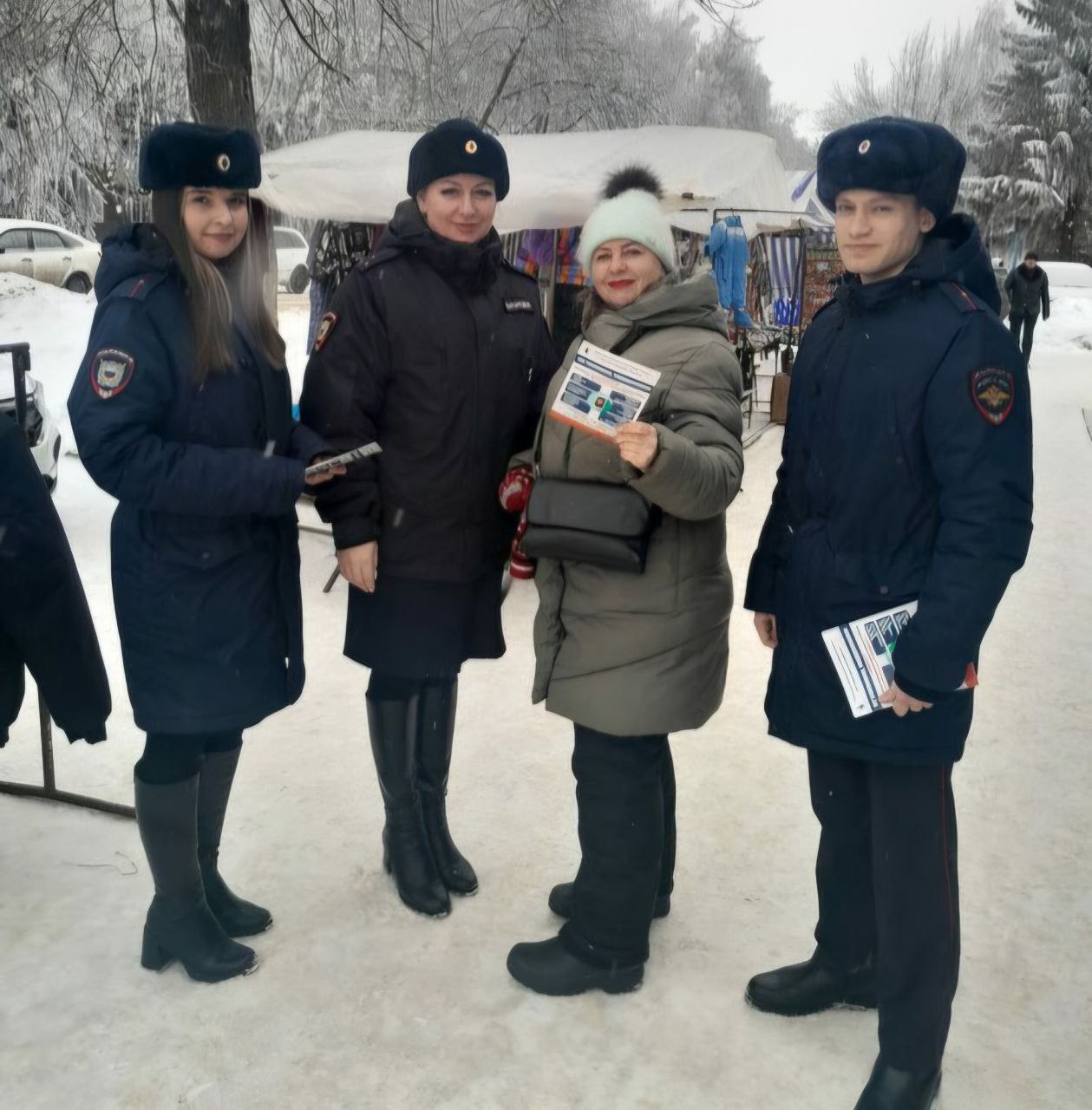 ‍ В Ртищево полицейские провели акцию «Внимание, мошенники!»   Сотрудники УУП и ПДН МО МВД России «Ртищевский» на центральных улицах провели с гражданами разъяснительные беседы о распространенных видах мошеннических схемах и способах защиты от них. Особое внимание обращали на представителей старшего поколения, так как зачастую именно они становятся жертвами аферистов.   Полицейские в очередной раз напомнили о простых правилах безопасности: не совершать никаких финансовых операций под диктовку телефонных собеседников, кем бы они не представлялись, перепроверять поступившую информацию и никому не сообщать пароли и коды, которые приходят в смс-сообщениях. В случае обнаружения несанкционированного списания денежных средств незамедлительно обращаться в полицию и банк.