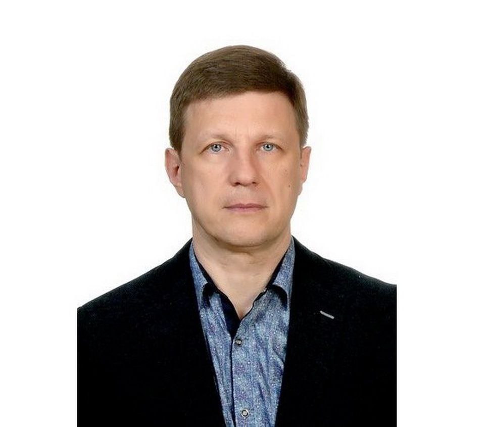 Начальником управления физической культуры спорта и молодёжной политики Калуги назначен Сергей Евтеев Настоящий профессионал своего дела За его плечами серьёзный управленческий опыт работы как в органах местного самоуправления так и в министерствах С 2018 года он возглавлял спортивную школу олимпийского резерва Маршал где зарекомендовал себя как эффективный руководитель и человек искренне вовлечённый в развитие спорта рассказал объявив об этом назначении глава Калуги Дмитрий Денисов