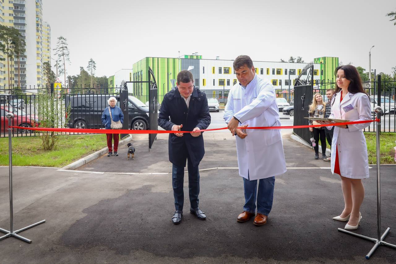 В Раменском после капремонта, длившегося с осени 2023 года, возобновила работу городская поликлиника на ул. Высоковольтная, д.4. Медицинское учреждение за смену сможет принять до 250 пациентов. Прием осуществляют 5 терапевтических и 3 педиатрических участка, рассказала администрация округа. Пока работают кабинеты: неотложной медицинской помощи, смотровой, профилактической работы, выписки льготных лекарств, выдачи листов нетрудоспособности, проведения телемедицинских консультаций. В дальнейшем планируют открыть кабинеты: хирургии, кардиологии, неврологии, офтальмологии, оториноларингологии, эндокринологии. Сейчас ведется работа по лицензированию данных видов деятельности, сообщают власти. Пресс-служба администрации Раменского м.о.