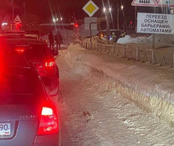 Автомобиль взорвался на ж д переезде в Подмосковье Внедорожник взлетел на воздух во Фрязине из за детонации устройства заложенного под днищем сообщил Следком Водитель получил ранения его госпитализировали Возбуждены дела о покушении и обороте взрывчатки СМИ пишут что пострадал 50 летний бизнесмен с которым предварительно пытались расправиться конкуренты или бывшие партнеры На месте работают криминалисты движение на переезде временно перекрыли   Подпишитесь на Абзац TG VK Дзен MAX Rutube