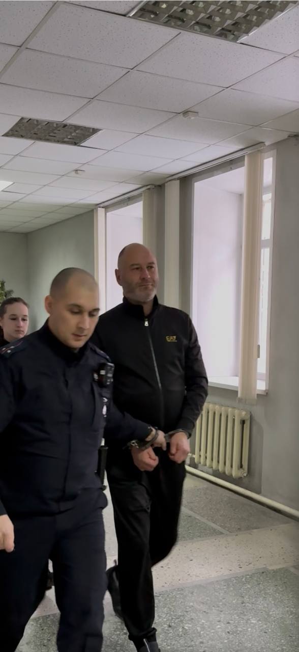 Суд отправил Михаила Арзамасцева обвиняемого в крупном хищении в СИЗО Там он пробудет до 7 февраля 2026 года Директора АНО Чистое сердце обвиняется в совершении по ч 4 ст 159 УК РФ Суд избрал обвиняемому меру пресечения в виде содержания под стражей Постановление суда в законную силу не вступило и может быть обжаловано сторонами сообщили в объединенной пресс службе судов региона По данным telegram канал 112 Арзамасцев с 2018 года возглавлял благотворительную организацию Чистое сердце По документам организация помогали бездомным а по факту якобы отмывала деньги крупных компаний застройщиков региона Также в сообщении говорилось что глава фонда переоформлял имущество свих работников на себя и тратил полученные средства по своему усмотрению Во время обысков у него нашли 10 млн рублей Также на его имя записана элитная недвижимости и иномарки Источник происхождения всего этого задержанный назвать не смог Ленинский районный суд Екатеринбурга justmediaru