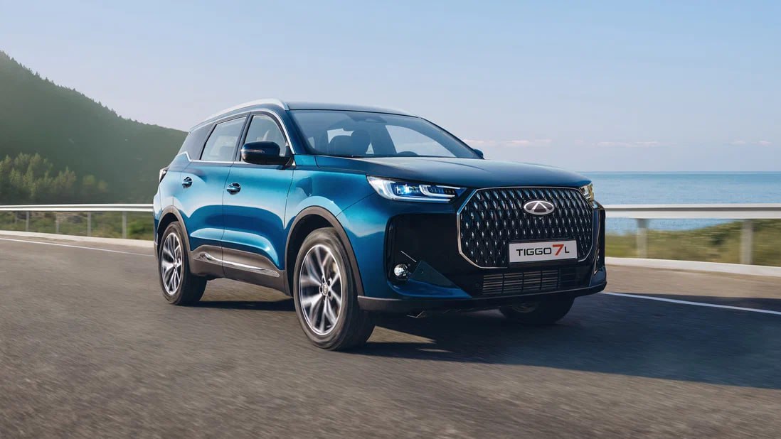 Полноприводный Chery Tiggo 7L появился в продаже в России Как и моноприводный кроссовер, новая модификация предлагается в трёх уровнях оснащения. Цены — от 2 880 000 до 3 230 000 рублей. Таким образом, доплата за полный привод составит от 100 до 130 тысяч рублей в зависимости от комплектации. Система полного привода может передавать на заднюю ось до 50% тяги. Предусмотрены режимы работы для снега и грунта, а также экономичный, комфортный, спортивный и 4x4 — по всей видимости, с заблокированной муфтой. Как и переднеприводный Tiggo 7L, новинка оснащается 1,6-литровым турбомотором на 150 л.с. и 275 Нм в сочетании с семиступенчатым «роботом». Никаких дополнений по оборудованию такая модификация вседорожника не получила, но имеет внешние отличия — это колёсные диски на 19 дюймов у обычного Tiggo 7L 18-дюймовые и красные тормозные суппорты.
