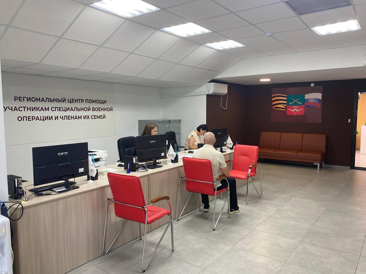В Запорожской области открыт первый региональный центр помощи участникам специальной военной операции и их семьям На базе центра участникам СВО будет оказываться консультативная и юридическая помощь помощь в получении мер социальной поддержки поддержки от других фондов Центр будет работать по принципу единого окна на базе офисов Мои документы Центр открыт по поручению Президента который всегда акцентирует внимание на том что наши защитники должны получать помощь в упрощенном режиме без лишней бумажной волокиты при поддержке специалистов которые точно знают куда обращаться и какие документы нужно заполнять Также на базе центра будут работать психологи социальные работники которые смогут оказывать поддержку членам семей военнослужащих работать с их детьми Помощь военнослужащим и их родным всегда держу на личном контроле эта работа постоянная важная Будем дальше работать над созданием всех комфортных условий для наших ребят