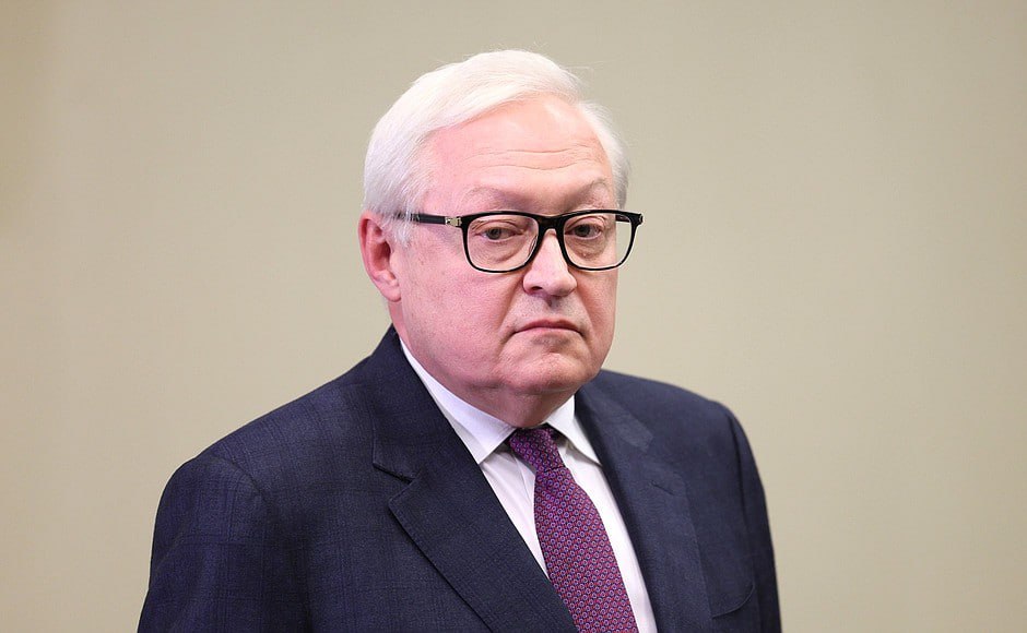 Сергей Рябков занимающий пост заместителя министра иностранных дел заявил о том что он уверен в том что США будут придерживаться условий которые были обсуждены на встречах в Аляске Однако он также подчеркнул что Европа явно создает препятствия для осуществления договоренностей достигнутых на саммите в Аляске