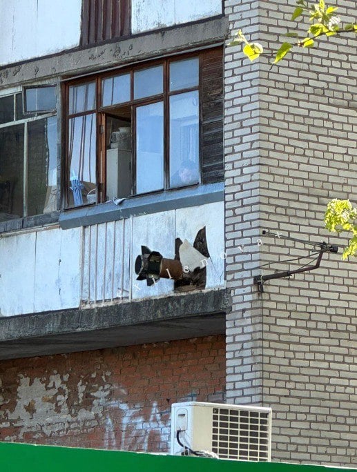 Жильцов многоэтажки в Подольске эвакуировали из-за застрявшей на балконе ракеты В Подольске на улице Ленинградской в многоэтажном доме была обнаружена часть ракеты. Предположительно это разгонная ступень от ЗРПК «Панцирь», застрявшая на балконе. Жильцов дома эвакуировали.