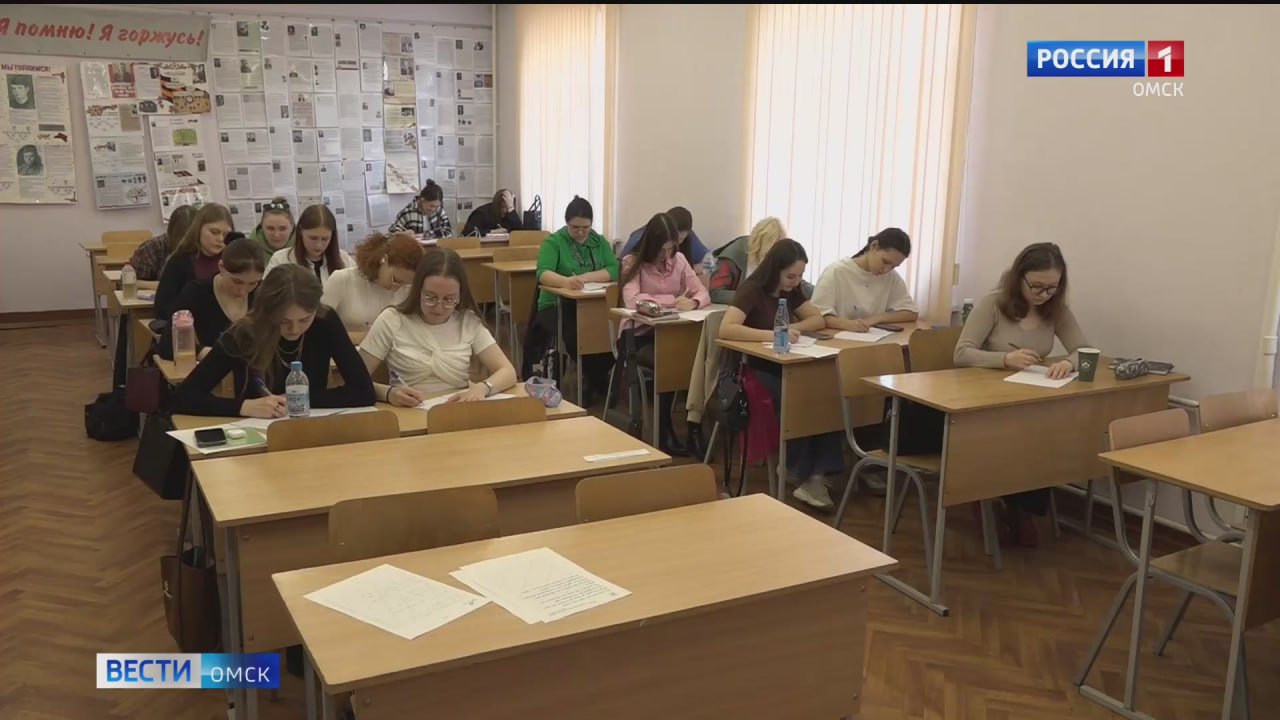 В Омской области больше 300 выпускников получили премию за высокие баллы ЕГЭ Речь идет о премии губернатора для студентов с наивысшими результатами ЕГЭ Об этом на пресс конференции посвященной итогам приемной кампании в вузы сообщил руководитель регионального министерства науки Александр Кольцов Суммы разные от 20 до 120 тысяч рублей в зависимости от набранных баллов Так максимальную выплату направили 34 студентам каждый из них набрал не менее 270 баллов Написать в редакцию Читать Вести Омск в МАХ