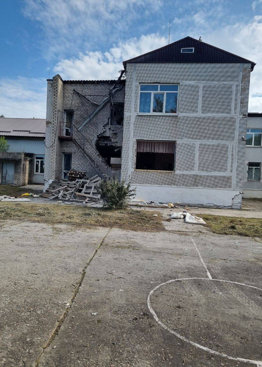 В результате ночной атаки беспилотников на Курскую область было сбито 28 БПЛА повреждены детский сад, частные дома и ангары птицефабрики. Люди не пострадали. Обломки сбитого беспилотника упали на территорию детского сада в деревне Студенок Железногорского района. В здании выбило окна, разрушило стену. Также обломки упали в Трояново. Там посекло окна, стены и крышу частного дома. В деревне Прилепы Конышевского района в двух домах выбило окна, оборвало провода линии электропередач. В селе Шумаково Солнцевского района обломки сбитого беспилотника упали на территории птицефабрики, повредив два ангара. Курская аномалия