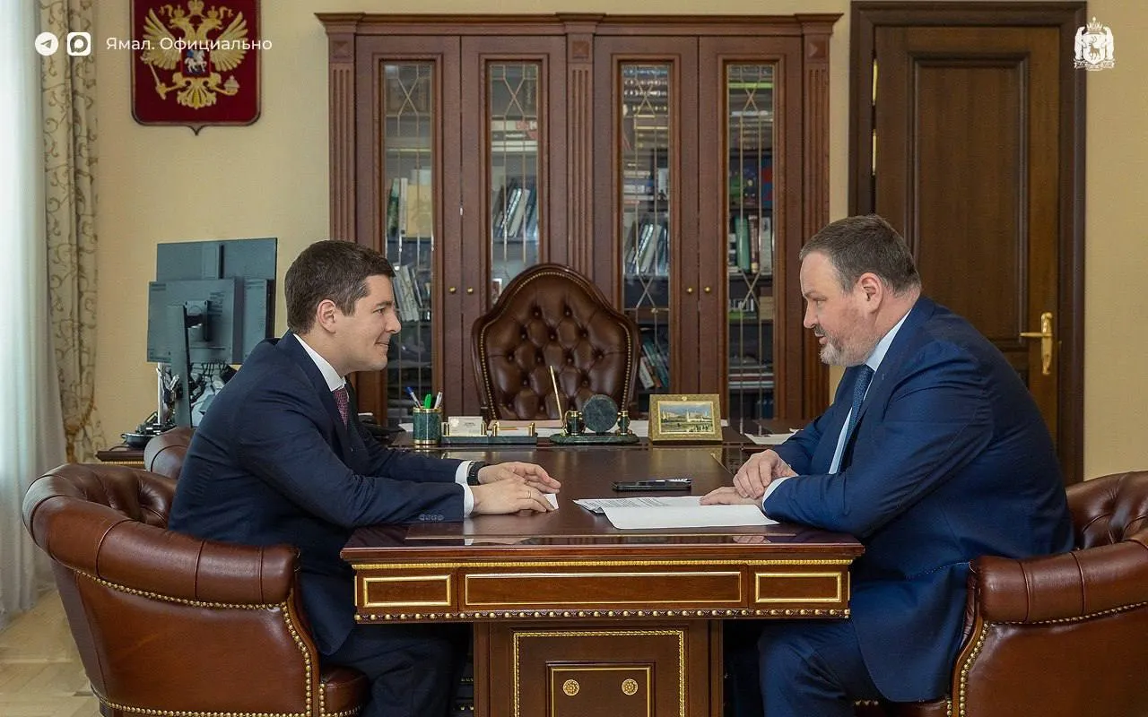 Дмитрий Артюхов и министр труда и соцзащиты РФ Антон Котяков обсудили вопросы демографии и занятости Демография и меры поддержки Регион входит в тройку лидеров страны по совокупному коэффициенту рождаемости а число многодетных семей за последние 15 лет увеличилось в три раза их на Ямале почти 17 5 тысячи Действует комплексная система мер поддержки семей с детьми включающая более 30 различных выплат и льгот Для детей инвалидов предусмотрен реабилитационный сертификат номиналом 500 тысяч рублей Помощь участникам СВО В программу социальной адаптации для участников СВО ветеранов и их семей входит 168 мероприятий в сферах здравоохранения занятости и соцзащиты Более 500 жён и матерей участников СВО прошли онлайн обучение в школе психологического сопровождения СВОИ БЛИЗКИЕ Уделяем большое внимание тем кто нуждается в нашей заботе семьям с детьми особенно многодетным детям инвалидам участникам СВО и их близким В округе предусмотрен обширный набор мер поддержки для каждой из категорий Несмотря на непростую экономическую ситуацию сохраняем все меры потому что комфорт ямальцев наш абсолютный приоритет отметил Дмитрий Артюхов Рынок труда По итогам прошлого года Ямал вошёл в топ 3 регионов с самым низким уровнем безработицы всего 1 и в топ 5 по размеру оплаты труда Доступно более 15 тысяч свободных рабочих мест ЯМАЛ Официально Подписывайтесь на нас в MAX