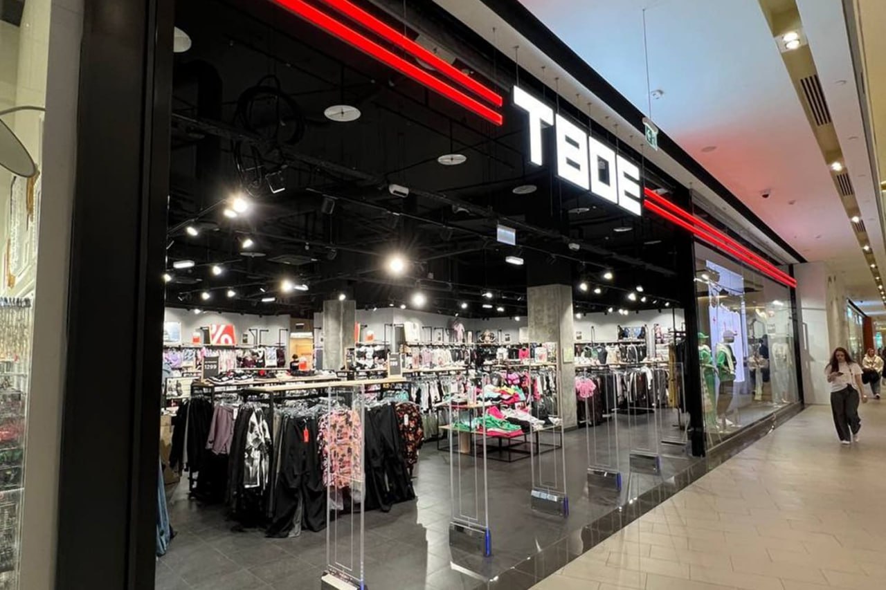 Сеть Твое возглавил бывший гендиректор кофеен One Price Coffee У fashion ритейлера Твое третий раз за год сменился гендиректор Сейчас этот пост занял Алексей Вуколов возглавлявший в разное время сеть магазинов Связной и кофейни One Price Coffee Частые смены руководства обычно свидетельствуют о недовольстве владельцев компаний текущими показателями Эта проблема актуальна для Твое понесшей значительные убытки в прошлом году