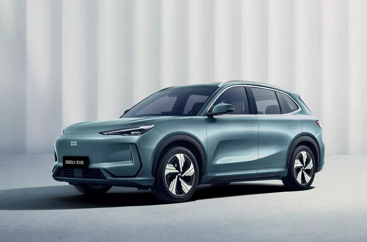 В Белоруссии стартовал выпуск электрокроссовера Geely EX5 Белорусские цены и комплектации пока не объявлены. Для примера — характеристики российской версии: Один электромотор на 218 л.с и 320 Нм; запас хода до 430 км; цены — от 4,1 до 4,4 млн ₽ без учёта маркетинговых скидок. Директор белорусского завода пояснил, что объём выпуска будет зависеть от спроса. Клиенты, которые оформят заказ до 23 мая, получат дополнительную скидку в размере 1000 белорусских рублей 27 тысяч российских .