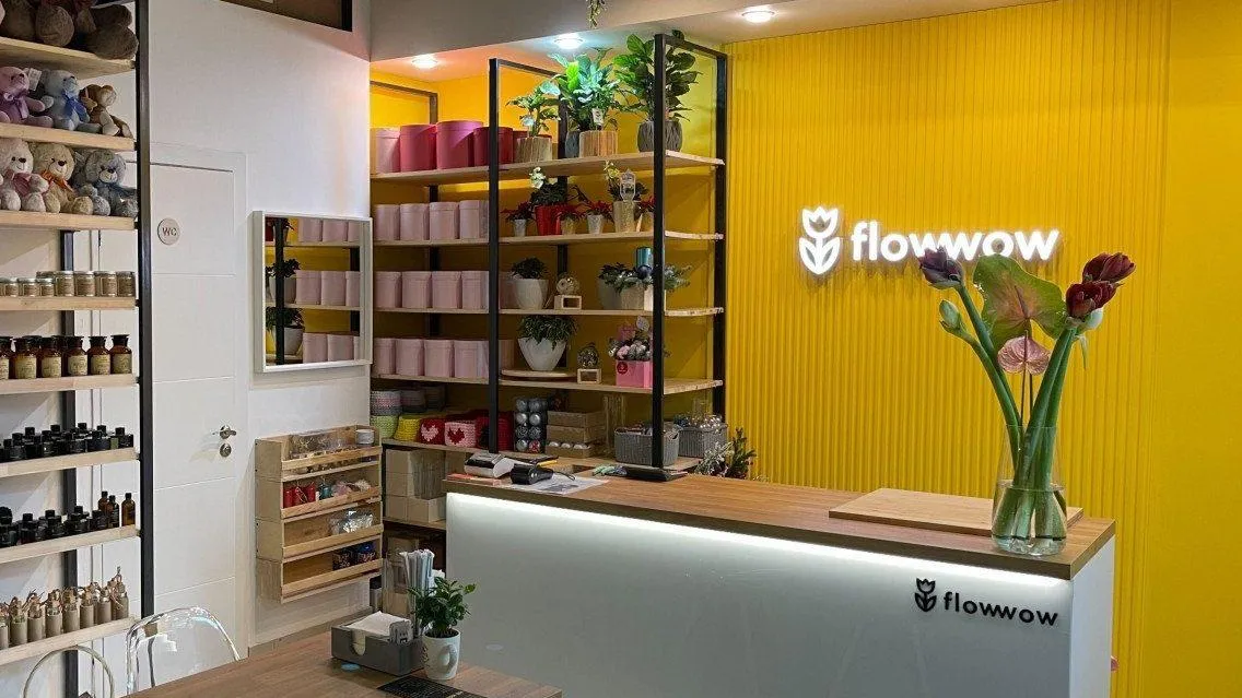 Flowwow открывает флагман У Flowwow уже есть франшизная сеть FMart более 100 цветочных студий по всей России Но новый проект на Мясницкой это другая история 250 м² кофейня лаунж и товары более 50 локальных брендов от цветов до косметики и одежды Собственный флагман не франшиза Запуск в тестовом режиме в мае Селлеры арендуют оборудование Flowwow берёт на себя трафик и маркетинг Идея место куда заходят выпить кофе и заодно купить подарок Окупаемость компания оценивает до 50 месяцев На фоне всего этого интересно что в феврале Forbes писал о переговорах по продаже российского бизнеса Flowwow Яндексу называлась сумма 5 8 млрд руб закрытие ожидалось в апреле Официального подтверждения сделки до сих пор нет а Flowwow продолжает развиваться как ни в чём не бывало MAX Дзен VK Telegram МагМаг Новости ритейл маркетплейс Москва