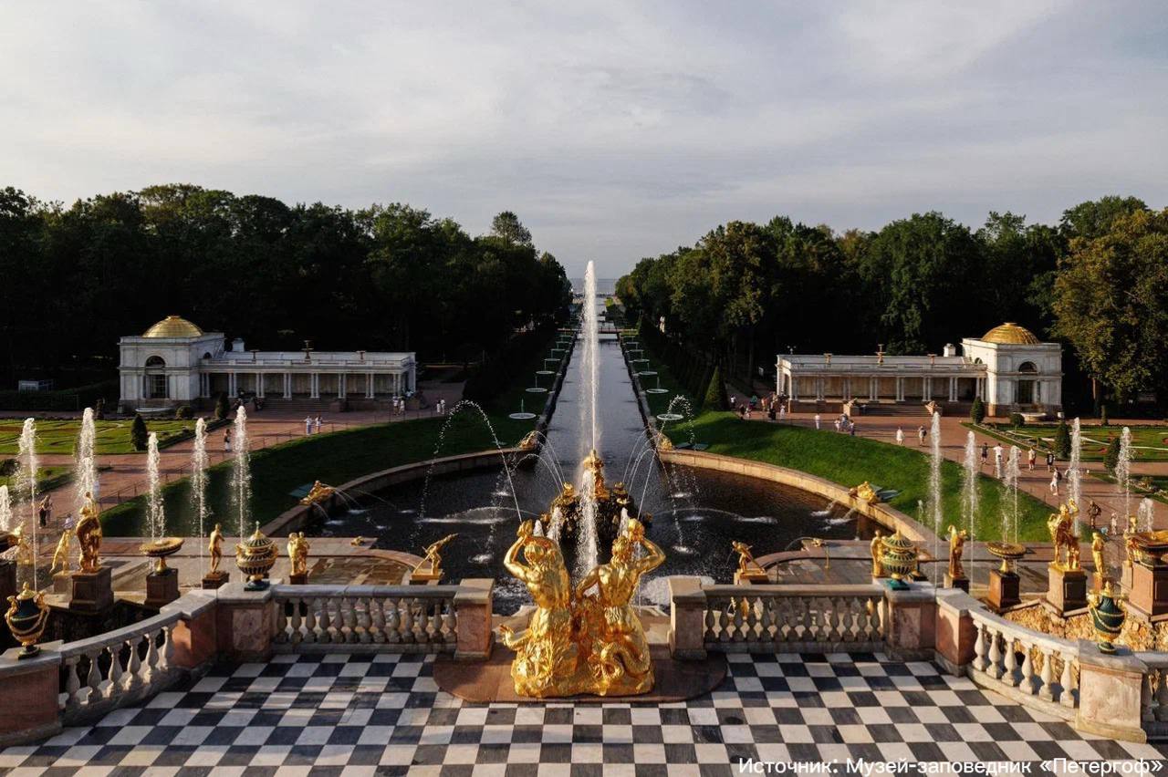 Студенты создали два ИИ инструмента для музея заповедника Петергоф их уже внедрили в работу Первый ИИ помощник для написания научных работ Он умеет отвечать на вопросы исследователей ища информацию в сборниках архивных материалах и аналитических статьях Если раньше на поиск одного ответа тратилось не менее часа то сейчас это занимает всего минуту Второй платформа для анализа отзывов посетителей на онлайн площадках Она отслеживает динамику обратной связи и выдает сводную информацию в удобном интерфейсе Так у сотрудников есть возможность быстрее реагировать на возникающие проблемы и планировать развитие комплекса Инструменты экономят время сотрудников на выполнение рутинных задач Собрали их студенты факультета компьютерных наук который основан НИУ ВШЭ и Яндексом Респект techmedia