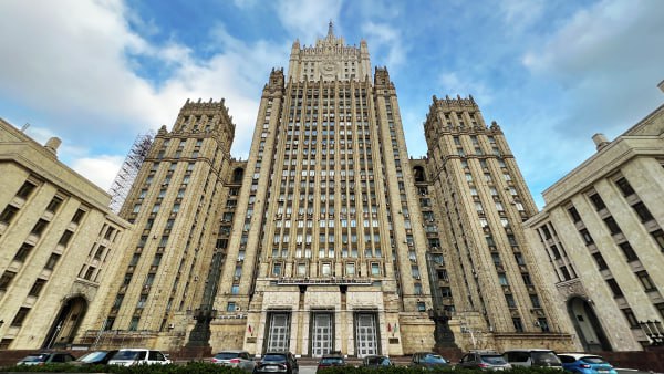 В МИДе России рассказали о направленном США предложении возобновить прямые рейсы Однако ответа от Вашингтона пока нет отметила официальный представитель внешнеполитического ведомства Мария Захарова Что касается того как будет летаться с этим вопросом точно к США Потому что мы предложение сделали о возобновлении прямого авиасообщения которое напомню занимало девять часов полёта из Москвы в Нью Йорк или Вашингтон Никакого ответа нет до сих пор приводит слова дипломата ТАСС Кроме того Захарова отметила что Россия несмотря на ужесточения со стороны США продолжает оперативно выдавать визы американским гражданам Москва не мстит людям за ошибки режимов подчеркнула она Подписаться на Говорит Москва Telegram VK MAX