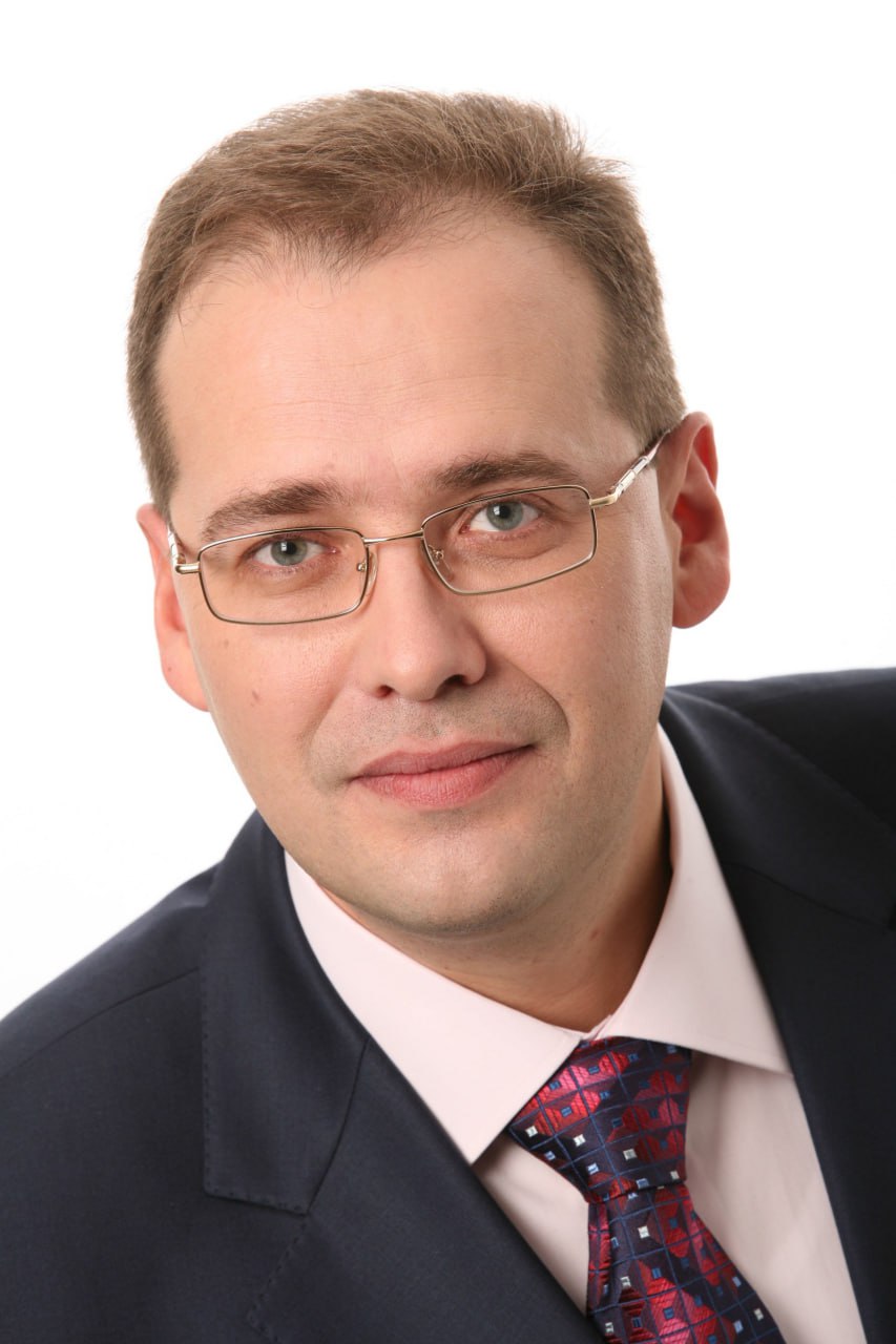  Экс-замминистра ЖКХ Андрея Кислицина будут судить за получение взятки. В деле также фигурирует его знакомый По версии следствия, с декабря 2022 года по апрель 2024 года Кислицын через посредника получил 1,9 млн рублей. Их передал представитель компании, изготавливающей светотехническое оборудование. Деньги предназначались за помощь в заключении контрактов. Также больше 2 млн рублей за посреднические услуги получил знакомый экс-чиновника. Общая сумма взятки составила 4 млн рублей. Кислицыну грозит до 15 лет лишения свободы, а его помощнику — до 12 лет. Новости из Екатеринбурга