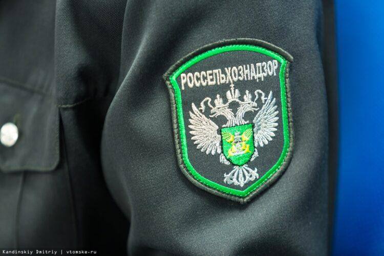 Перевозка более 55 тонн пшеницы без карантинных сертификатов пресечена Россельхознадзором в Запорожской области  Инспекторы Азово-Черноморского межрегионального управления Россельхознадзора совместно с военной полицией провели рейд на блокпосту «Южный» в Запорожской области с целью выявления нарушений при транспортировке подкарантинной продукции. В ходе мероприятия было выявлено 2 нарушения при перевозке пшеницы общим весом свыше 55,7 т. На обе партии продукции 28,3 т и 27,4 т ООО «Таврические свиньи» отсутствовали карантинные сертификаты. Транспортные средства следовали из г. Скадовск Херсонской области в г. Мелитополь Запорожской области. По фактам нарушений специалистами Россельхознадзора выданы предостережения о недопустимости нарушения обязательных требований законодательства РФ в области карантина растений. Всего в ходе рейда досмотрено 14 автотранспортных средств.